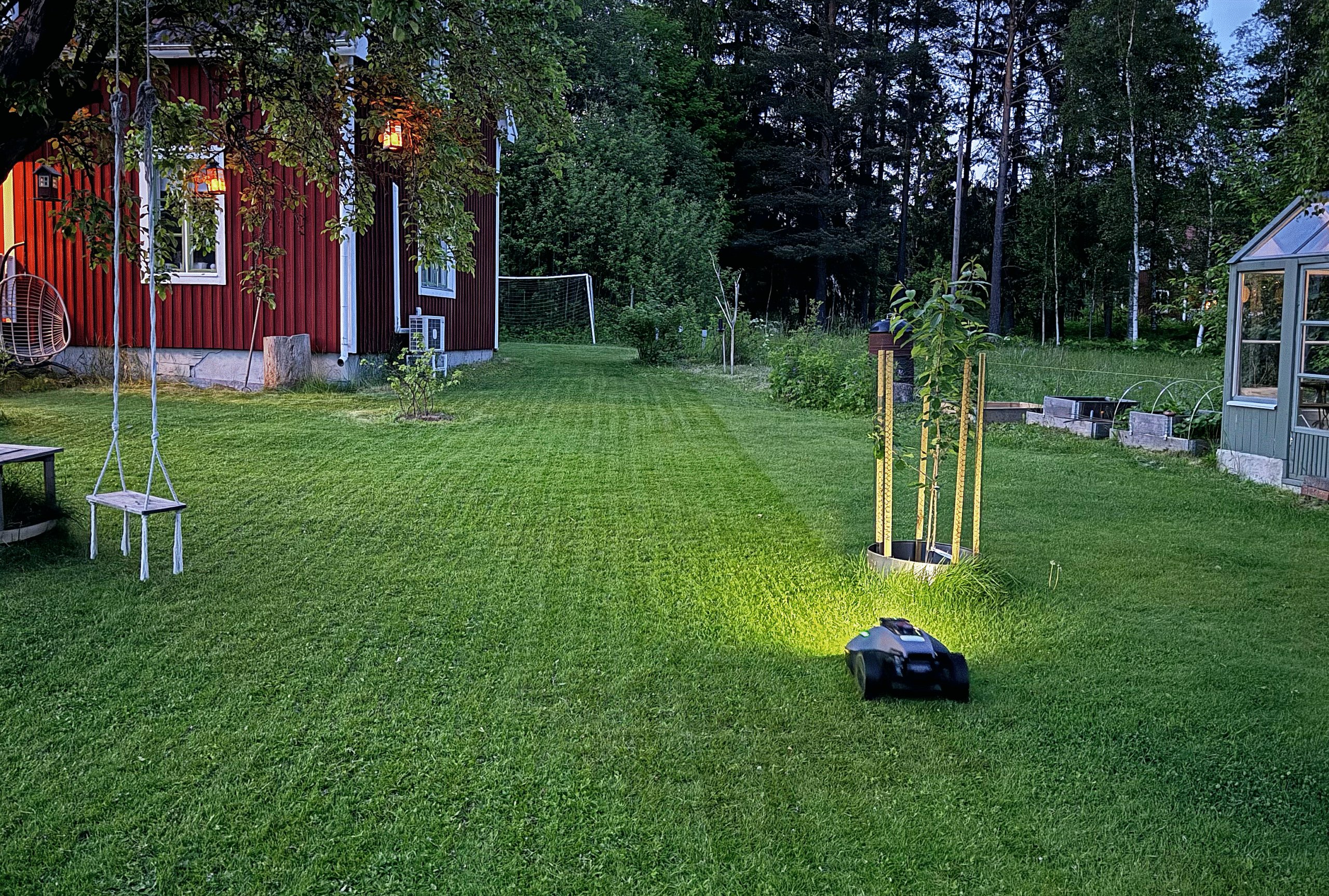 Mammotion YUKA mini klipper gräsmatta i Hälsingland.