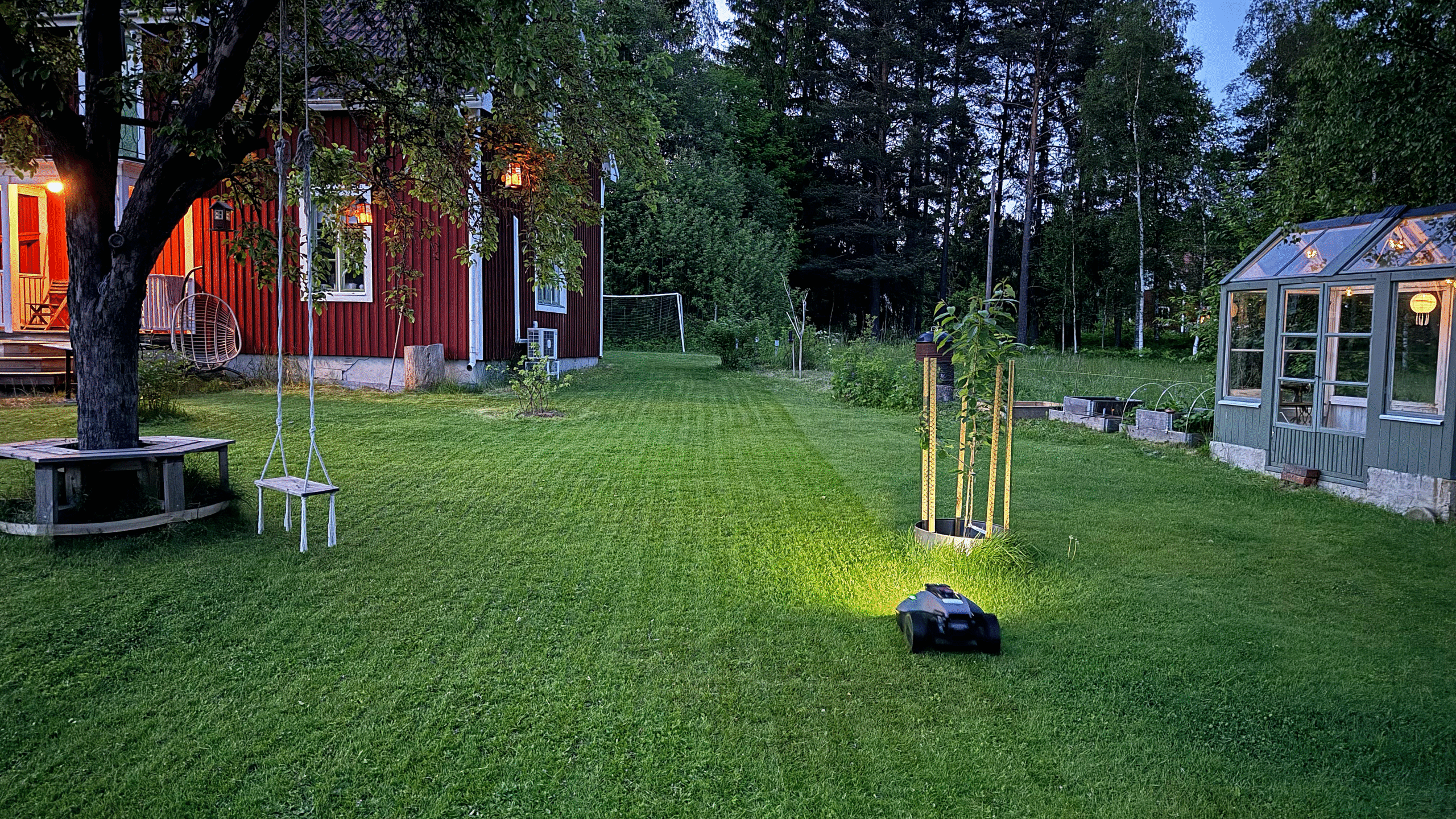 Mammotion YUKA mini klipper gräsmatta i Hälsingland.